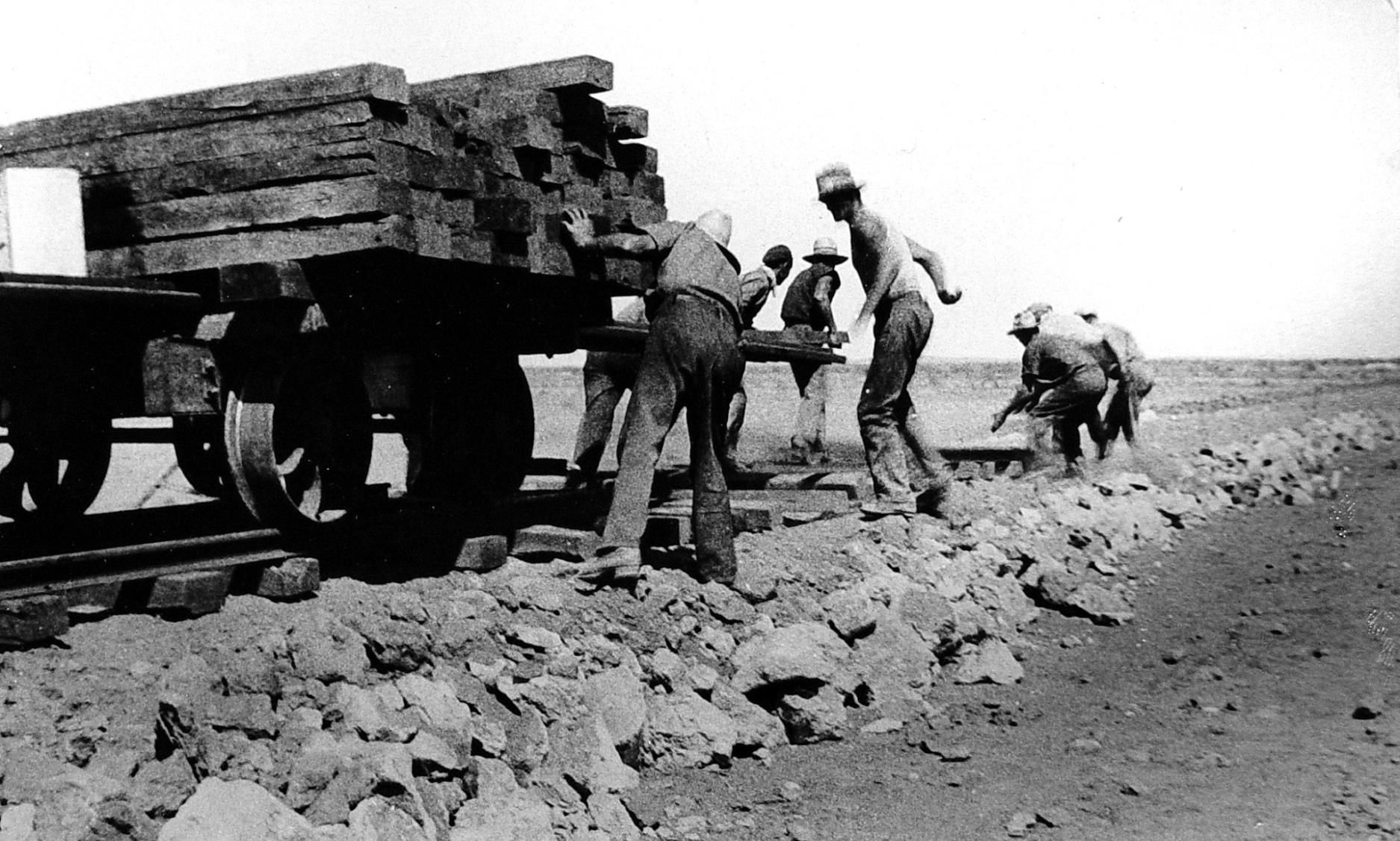 Construction of the Cue to Big Bell railway spur in 1936